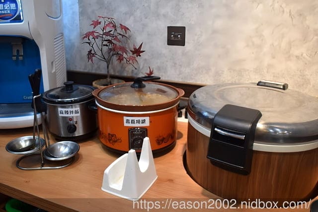 百元鍋物也有免費自助吧吃到飽！？ | 逸小鍋鍋物蘆洲店 湯頭多達20多種可以選擇，還有4款素食湯底 肉品買一送一