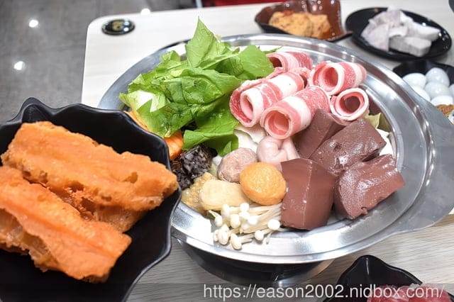 百元鍋物也有免費自助吧吃到飽！？ | 逸小鍋鍋物蘆洲店 湯頭多達20多種可以選擇，還有4款素食湯底 肉品買一送一