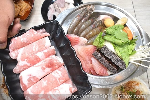 百元鍋物也有免費自助吧吃到飽！？ | 逸小鍋鍋物蘆洲店 湯頭多達20多種可以選擇，還有4款素食湯底 肉品買一送一
