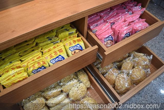 百元鍋物也有免費自助吧吃到飽！？ | 逸小鍋鍋物蘆洲店 湯頭多達20多種可以選擇，還有4款素食湯底 肉品買一送一