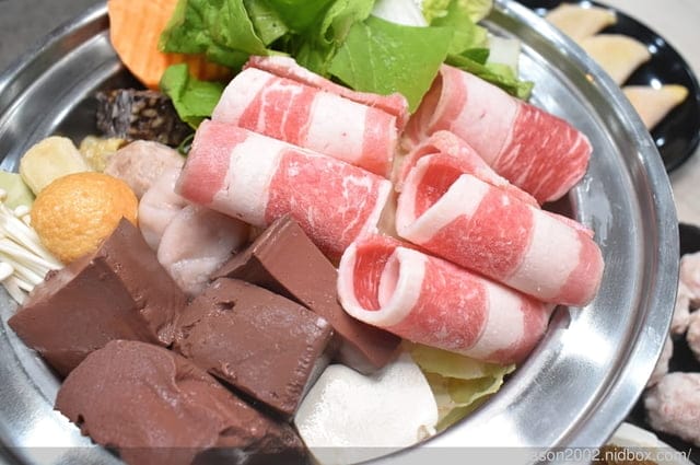 百元鍋物也有免費自助吧吃到飽！？ | 逸小鍋鍋物蘆洲店 湯頭多達20多種可以選擇，還有4款素食湯底 肉品買一送一