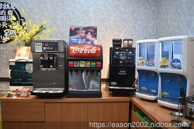 百元鍋物也有免費自助吧吃到飽！？ | 逸小鍋鍋物蘆洲店 湯頭多達20多種可以選擇，還有4款素食湯底 肉品買一送一