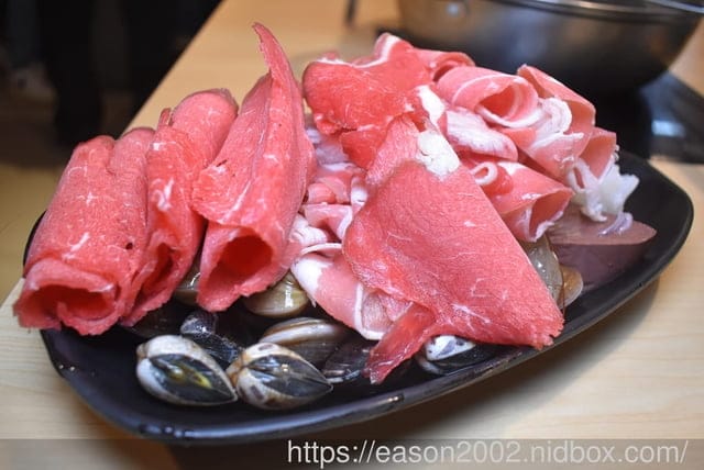 中和吃到飽鴛鴦鍋只要NT$499 | 何家香香麻辣鴛鴦鍋吃到飽 甘蔗大骨湯底＆正宗四川麻辣湯底 船凍海鮮、現切原塊肉品 食材新鮮又美味
