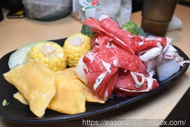 中和吃到飽鴛鴦鍋只要NT$499 | 何家香香麻辣鴛鴦鍋吃到飽 甘蔗大骨湯底＆正宗四川麻辣湯底 船凍海鮮、現切原塊肉品 食材新鮮又美味