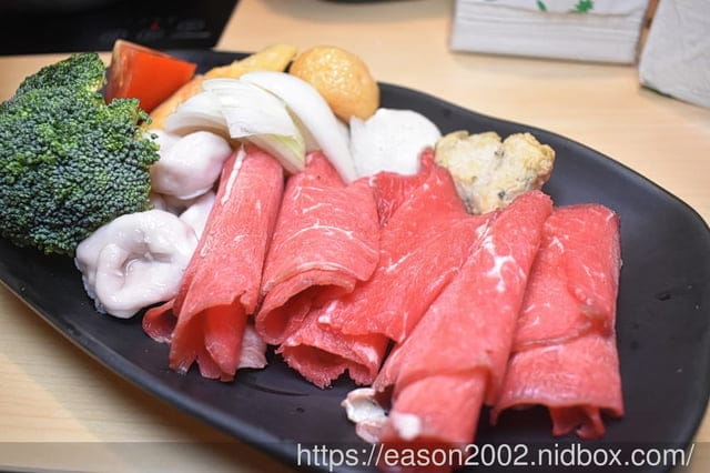 中和吃到飽鴛鴦鍋只要NT$499 | 何家香香麻辣鴛鴦鍋吃到飽 甘蔗大骨湯底＆正宗四川麻辣湯底 船凍海鮮、現切原塊肉品 食材新鮮又美味