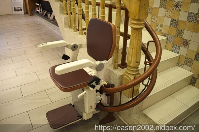 樓梯升降椅第一品牌 羅布森樓梯升降椅 | MIT精品 長輩、行動不便者的上下樓好幫手 安全語音提示，方便照顧者隨時注意狀況
