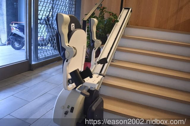 樓梯升降椅第一品牌 羅布森樓梯升降椅 | MIT精品 長輩、行動不便者的上下樓好幫手 安全語音提示，方便照顧者隨時注意狀況
