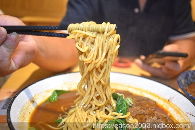 桃園牛肉麵推薦 | 集英會牛肉麵館-中央東店 濃郁醇厚的湯底 麵條Q彈有勁 飲料、冰淇淋無限量供應