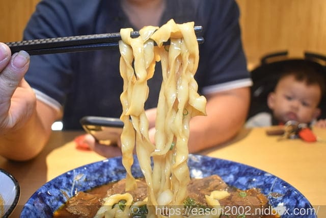 桃園牛肉麵推薦 | 集英會牛肉麵館-中央東店 濃郁醇厚的湯底 麵條Q彈有勁 飲料、冰淇淋無限量供應