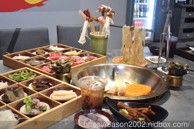 台中四川麻辣火鍋推薦 | 蜀九品四川麻辣火鍋 養生鍋 來自四川成都道地的好味道 正宗四川麻辣火鍋吃法