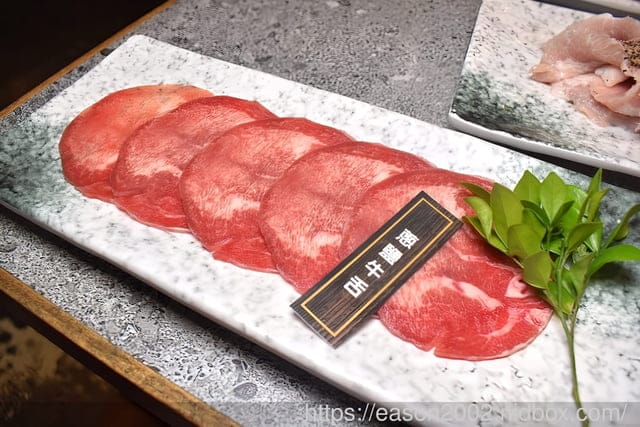 桃園和牛吃到飽餐廳推薦 | 鬥佐燒肉桃園店 新菜單上線 加價NT$618 享日本A5和牛、鮭魚菲力無限量供應吃到飽 還有啤酒、沙瓦免費無限量暢飲