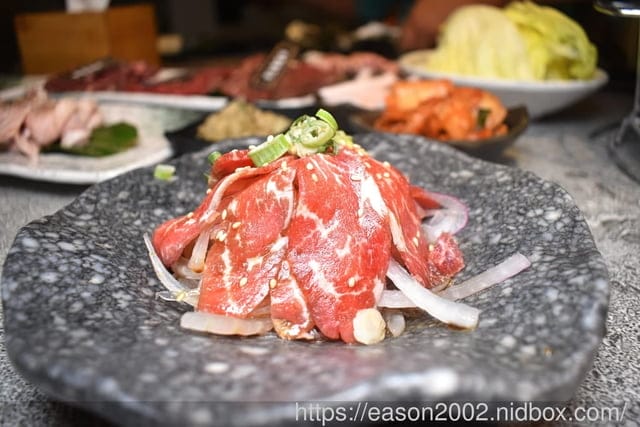 桃園和牛吃到飽餐廳推薦 | 鬥佐燒肉桃園店 新菜單上線 加價NT$618 享日本A5和牛、鮭魚菲力無限量供應吃到飽 還有啤酒、沙瓦免費無限量暢飲