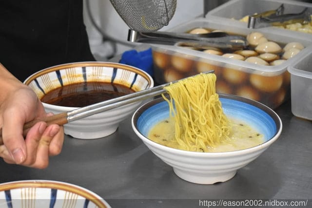 永和美食 | 何家拉麵永和中正店 只賣兩種口味拉麵 還沒開門營業就開始排隊的拉麵推薦
