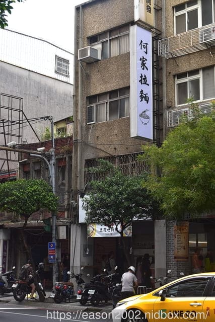 永和美食 | 何家拉麵永和中正店 只賣兩種口味拉麵 還沒開門營業就開始排隊的拉麵推薦