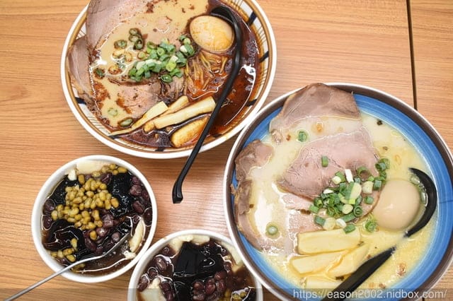 永和美食 | 何家拉麵永和中正店 只賣兩種口味拉麵 還沒開門營業就開始排隊的拉麵推薦