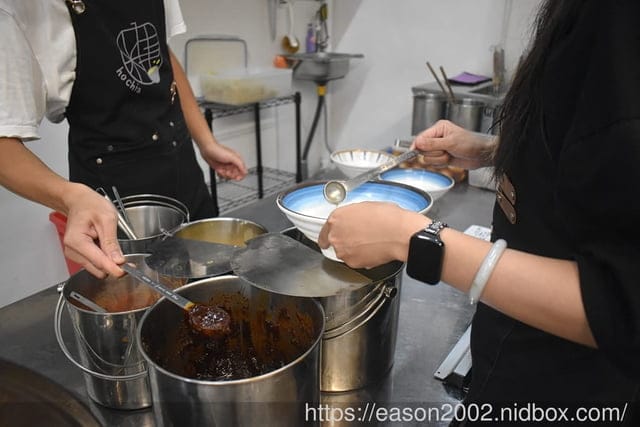 永和美食 | 何家拉麵永和中正店 只賣兩種口味拉麵 還沒開門營業就開始排隊的拉麵推薦