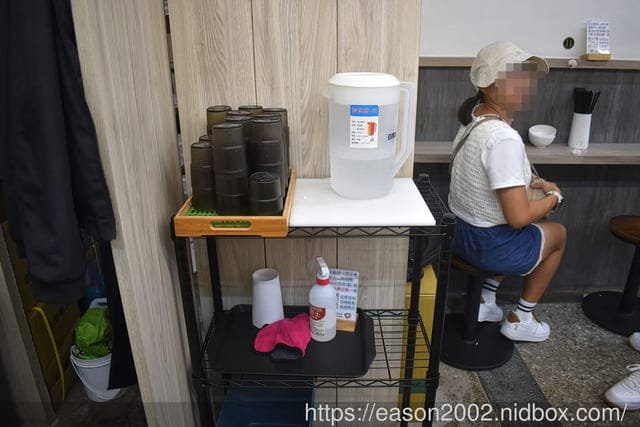 永和美食 | 何家拉麵永和中正店 只賣兩種口味拉麵 還沒開門營業就開始排隊的拉麵推薦