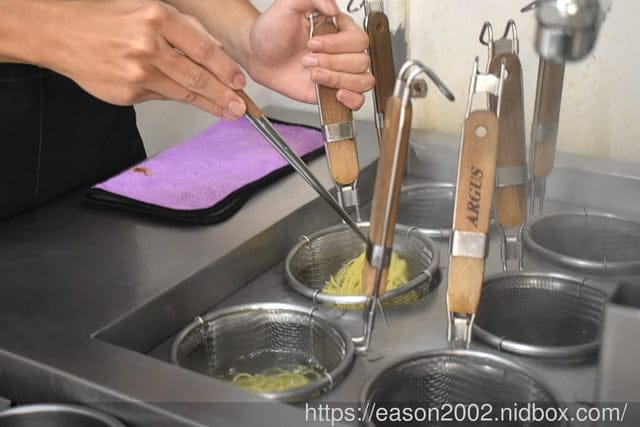 永和美食 | 何家拉麵永和中正店 只賣兩種口味拉麵 還沒開門營業就開始排隊的拉麵推薦