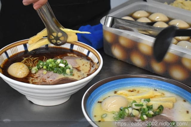 永和美食 | 何家拉麵永和中正店 只賣兩種口味拉麵 還沒開門營業就開始排隊的拉麵推薦