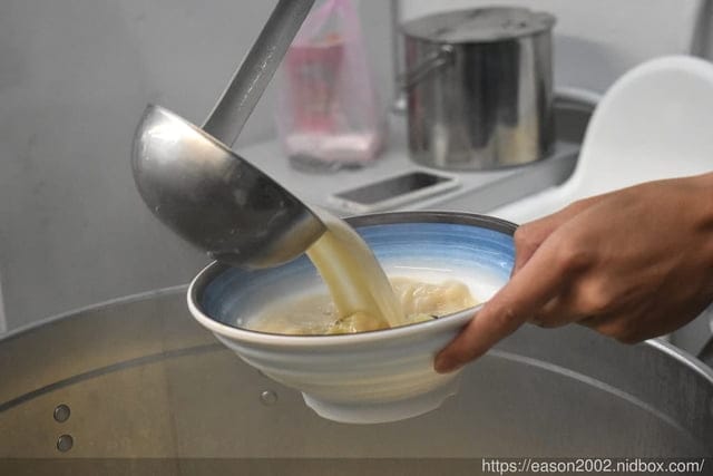 永和美食 | 何家拉麵永和中正店 只賣兩種口味拉麵 還沒開門營業就開始排隊的拉麵推薦
