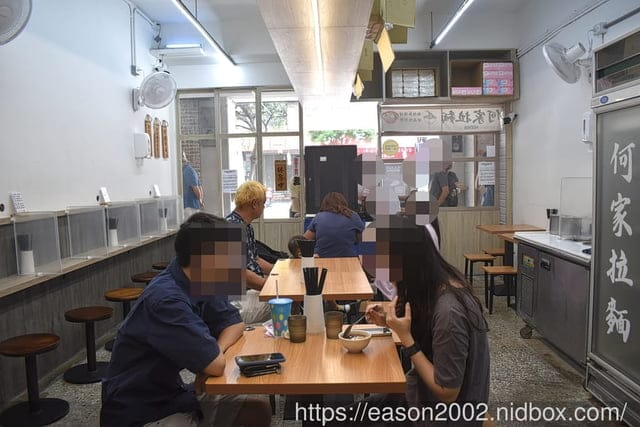 永和美食 | 何家拉麵永和中正店 只賣兩種口味拉麵 還沒開門營業就開始排隊的拉麵推薦