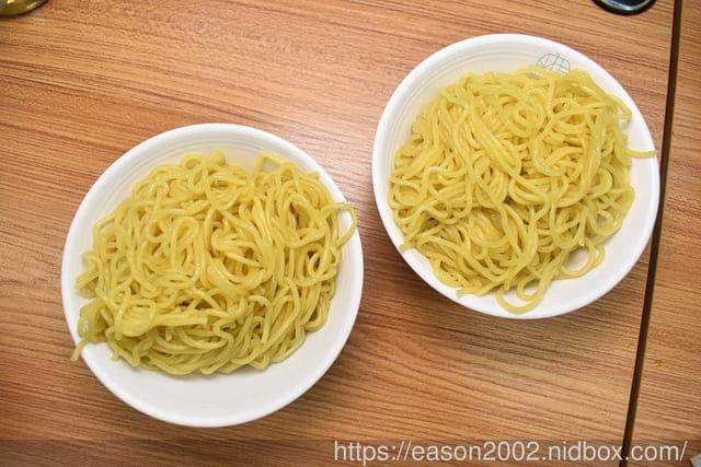 永和美食 | 何家拉麵永和中正店 只賣兩種口味拉麵 還沒開門營業就開始排隊的拉麵推薦