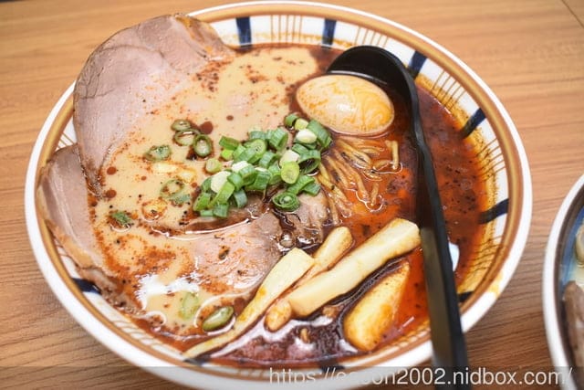永和美食 | 何家拉麵永和中正店 只賣兩種口味拉麵 還沒開門營業就開始排隊的拉麵推薦