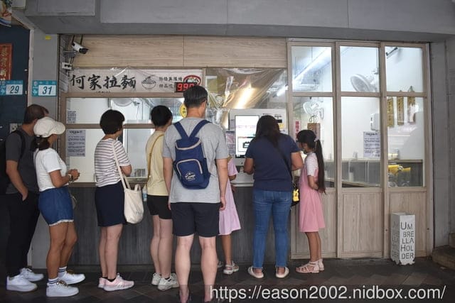 永和美食 | 何家拉麵永和中正店 只賣兩種口味拉麵 還沒開門營業就開始排隊的拉麵推薦