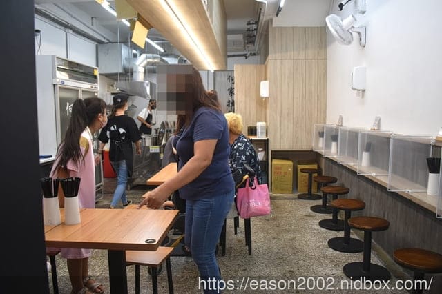 永和美食 | 何家拉麵永和中正店 只賣兩種口味拉麵 還沒開門營業就開始排隊的拉麵推薦
