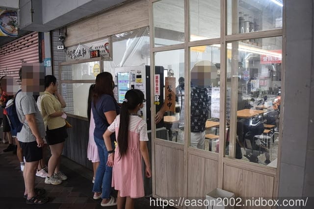 永和美食 | 何家拉麵永和中正店 只賣兩種口味拉麵 還沒開門營業就開始排隊的拉麵推薦