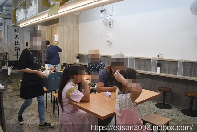 永和美食 | 何家拉麵永和中正店 只賣兩種口味拉麵 還沒開門營業就開始排隊的拉麵推薦