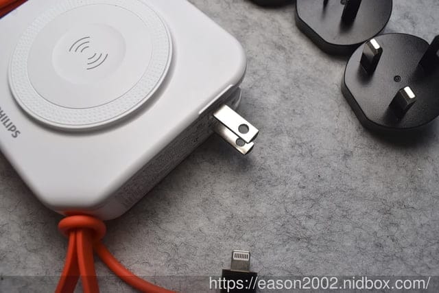 飛利浦 PHILIPS FunCube 2.0 多合一行動電源（PHILIPS FunCube放心充） | 體積小、重量輕，自帶快充線＆磁吸充電，隱藏式插頭，還可變身萬國轉接頭的行動充