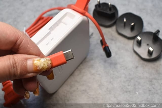 飛利浦 PHILIPS FunCube 2.0 多合一行動電源（PHILIPS FunCube放心充） | 體積小、重量輕，自帶快充線＆磁吸充電，隱藏式插頭，還可變身萬國轉接頭的行動充