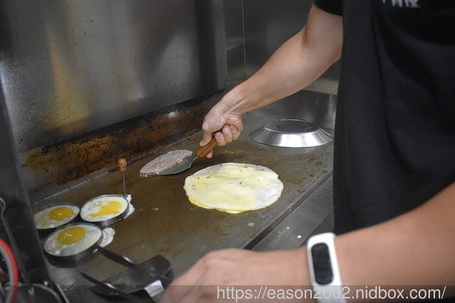 三重平價宵夜推薦 | hj早、午、宵夜 主打養生竹炭黑漢堡 宵夜時段也能輕鬆吃早午餐