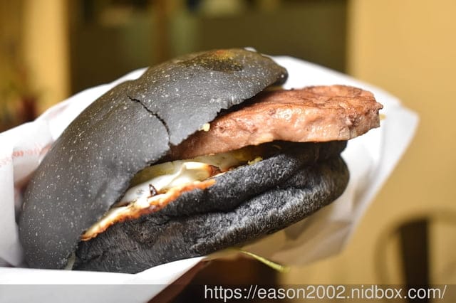 三重平價宵夜推薦 | hj早、午、宵夜 主打養生竹炭黑漢堡 宵夜時段也能輕鬆吃早午餐