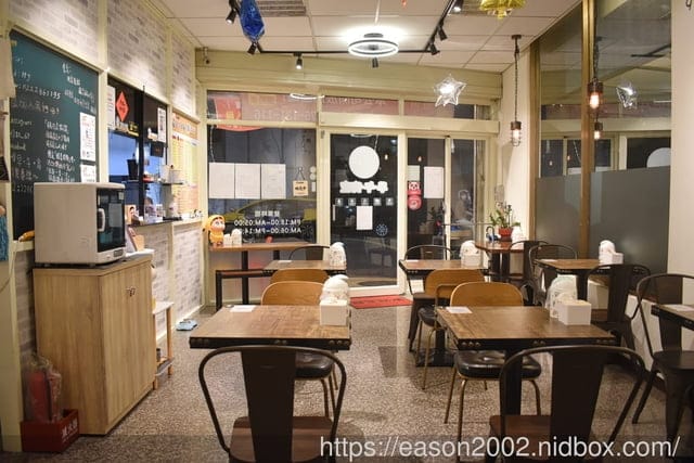三重平價宵夜推薦 | hj早、午、宵夜 主打養生竹炭黑漢堡 宵夜時段也能輕鬆吃早午餐