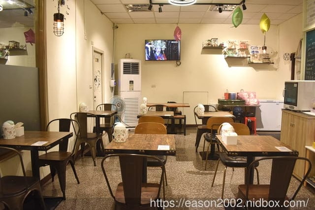 三重平價宵夜推薦 | hj早、午、宵夜 主打養生竹炭黑漢堡 宵夜時段也能輕鬆吃早午餐