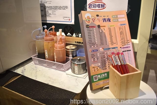 三重平價宵夜推薦 | hj早、午、宵夜 主打養生竹炭黑漢堡 宵夜時段也能輕鬆吃早午餐