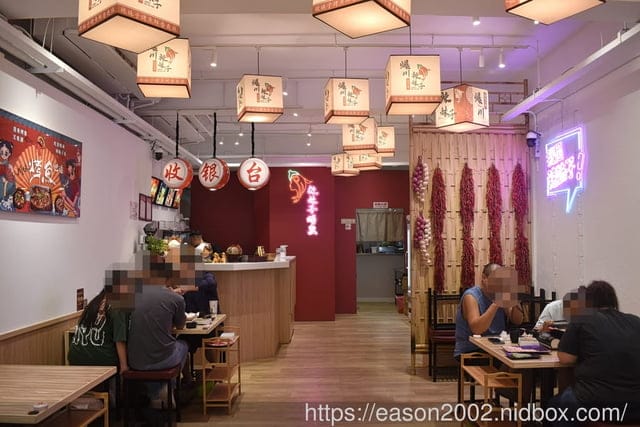台茂購物中心必吃美食 | 爆川辣妹子烤魚-南崁店（桃園最新川味麻辣烤魚火鍋）鮮嫩烤魚+肉盤一次滿足 獨家特選比臉大烤魚 正宗四川菜炒料獨家配方，還有隱藏版手工爆打 黃瓜果汁 期間限定搖骰子免費吃烤魚