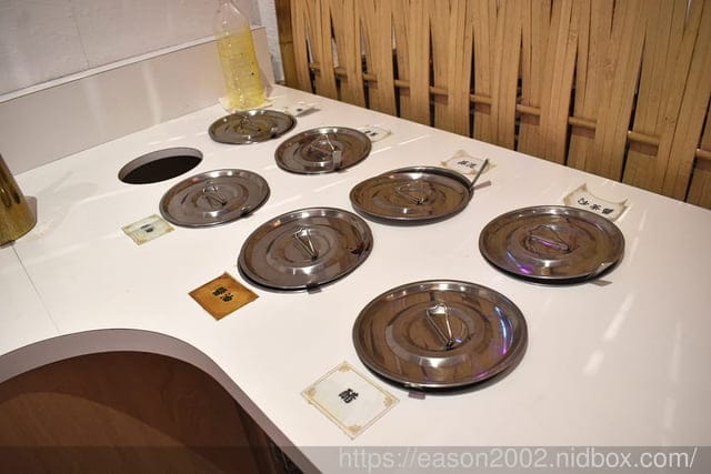 台茂購物中心必吃美食 | 爆川辣妹子烤魚-南崁店（桃園最新川味麻辣烤魚火鍋）鮮嫩烤魚+肉盤一次滿足 獨家特選比臉大烤魚 正宗四川菜炒料獨家配方，還有隱藏版手工爆打 黃瓜果汁 期間限定搖骰子免費吃烤魚
