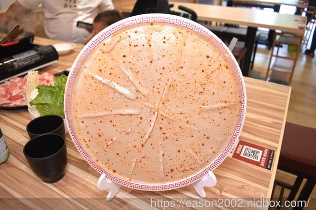台茂購物中心必吃美食 | 爆川辣妹子烤魚-南崁店（桃園最新川味麻辣烤魚火鍋）鮮嫩烤魚+肉盤一次滿足 獨家特選比臉大烤魚 正宗四川菜炒料獨家配方，還有隱藏版手工爆打 黃瓜果汁 期間限定搖骰子免費吃烤魚