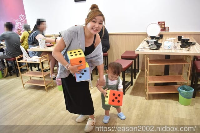 台茂購物中心必吃美食 | 爆川辣妹子烤魚-南崁店（桃園最新川味麻辣烤魚火鍋）鮮嫩烤魚+肉盤一次滿足 獨家特選比臉大烤魚 正宗四川菜炒料獨家配方，還有隱藏版手工爆打 黃瓜果汁 期間限定搖骰子免費吃烤魚