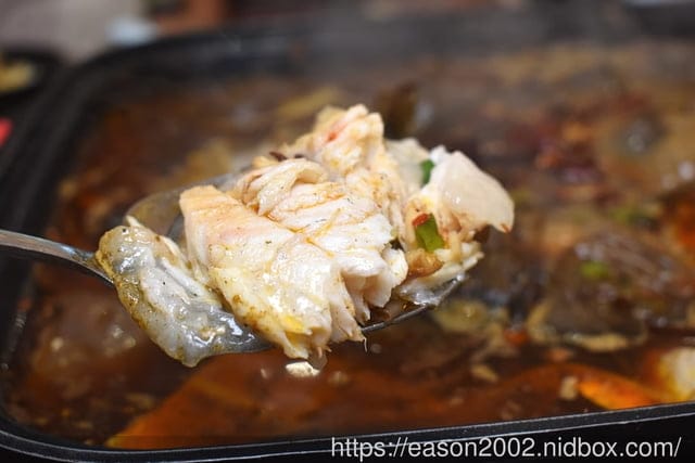 台茂購物中心必吃美食 | 爆川辣妹子烤魚-南崁店（桃園最新川味麻辣烤魚火鍋）鮮嫩烤魚+肉盤一次滿足 獨家特選比臉大烤魚 正宗四川菜炒料獨家配方，還有隱藏版手工爆打 黃瓜果汁 期間限定搖骰子免費吃烤魚