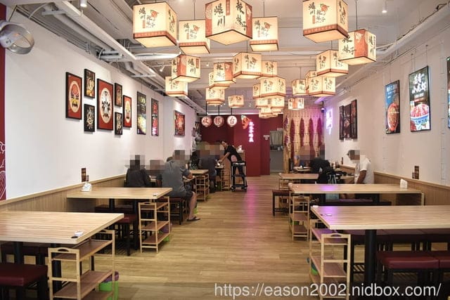 台茂購物中心必吃美食 | 爆川辣妹子烤魚-南崁店（桃園最新川味麻辣烤魚火鍋）鮮嫩烤魚+肉盤一次滿足 獨家特選比臉大烤魚 正宗四川菜炒料獨家配方，還有隱藏版手工爆打 黃瓜果汁 期間限定搖骰子免費吃烤魚