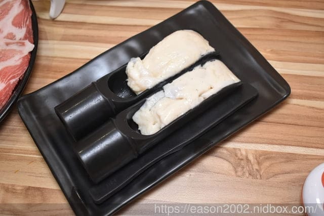 台茂購物中心必吃美食 | 爆川辣妹子烤魚-南崁店（桃園最新川味麻辣烤魚火鍋）鮮嫩烤魚+肉盤一次滿足 獨家特選比臉大烤魚 正宗四川菜炒料獨家配方，還有隱藏版手工爆打 黃瓜果汁 期間限定搖骰子免費吃烤魚