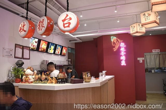 台茂購物中心必吃美食 | 爆川辣妹子烤魚-南崁店（桃園最新川味麻辣烤魚火鍋）鮮嫩烤魚+肉盤一次滿足 獨家特選比臉大烤魚 正宗四川菜炒料獨家配方，還有隱藏版手工爆打 黃瓜果汁 期間限定搖骰子免費吃烤魚