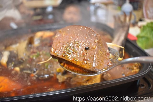 台茂購物中心必吃美食 | 爆川辣妹子烤魚-南崁店（桃園最新川味麻辣烤魚火鍋）鮮嫩烤魚+肉盤一次滿足 獨家特選比臉大烤魚 正宗四川菜炒料獨家配方，還有隱藏版手工爆打 黃瓜果汁 期間限定搖骰子免費吃烤魚