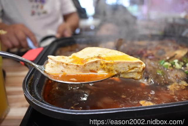 台茂購物中心必吃美食 | 爆川辣妹子烤魚-南崁店（桃園最新川味麻辣烤魚火鍋）鮮嫩烤魚+肉盤一次滿足 獨家特選比臉大烤魚 正宗四川菜炒料獨家配方，還有隱藏版手工爆打 黃瓜果汁 期間限定搖骰子免費吃烤魚