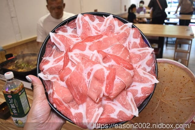 台茂購物中心必吃美食 | 爆川辣妹子烤魚-南崁店（桃園最新川味麻辣烤魚火鍋）鮮嫩烤魚+肉盤一次滿足 獨家特選比臉大烤魚 正宗四川菜炒料獨家配方，還有隱藏版手工爆打 黃瓜果汁 期間限定搖骰子免費吃烤魚