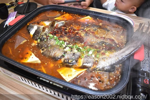台茂購物中心必吃美食 | 爆川辣妹子烤魚-南崁店（桃園最新川味麻辣烤魚火鍋）鮮嫩烤魚+肉盤一次滿足 獨家特選比臉大烤魚 正宗四川菜炒料獨家配方，還有隱藏版手工爆打 黃瓜果汁 期間限定搖骰子免費吃烤魚